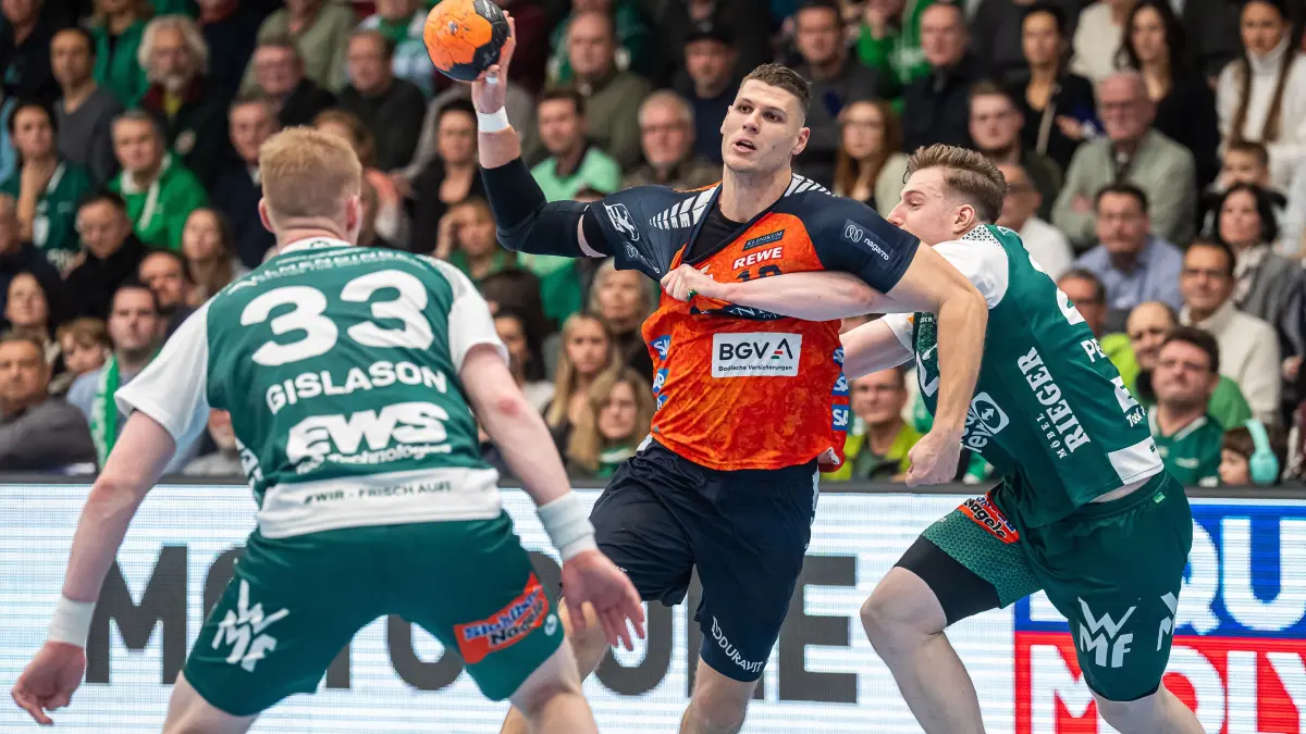 Frisch Auf Goeppingen vs. Rhein-Neckar Loewen, Handball, 1. Bundesliga, Herren, Spielzeit 2024/2025, 23.11.2024: Sebastian Heymann (Rhein-Neckar Loewen, #13) im Zweikampf mit Erik Persson (Frisch Auf Goeppingen, #22), Frisch Auf Goeppingen vs. Rhein-Neckar Loewen, Handball, 1. Bundesliga, Herren, Spielzeit 2024/2025, 23.11.2024,
Foto: EIBNER/Michael Schmidt