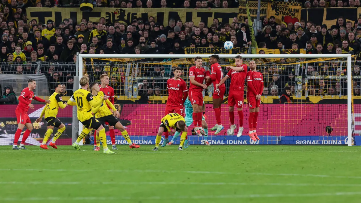 23.11.2024, Fussball, Saison 2024/2025, 1. Bundesliga, 11. Spieltag, Borussia Dortmund - SC Freiburg, Julian Brandt (Bor: 23.11.2024, Fussball, Saison 2024/2025, 1. Bundesliga, 11. Spieltag, Borussia Dortmund - SC Freiburg, Julian Brandt Borussia Dortmund trifft zum 3:0 per Freistoss, Dortmund Signal Iduna Park NRW Deutschland xRHR-FOTO/DEx *** 23 11 2024, Football, Season 2024 2025, 1 Bundesliga, Matchday 11, Borussia Dortmund SC Freiburg, Julian Brandt Borussia Dortmund scores 3-0 from a free kick, Dortmund Signal Iduna Park NRW Germany xRHR PHOTO DEx Copyright: DennisxEwert/RHR-FOTOx RHR-FOTO/DE