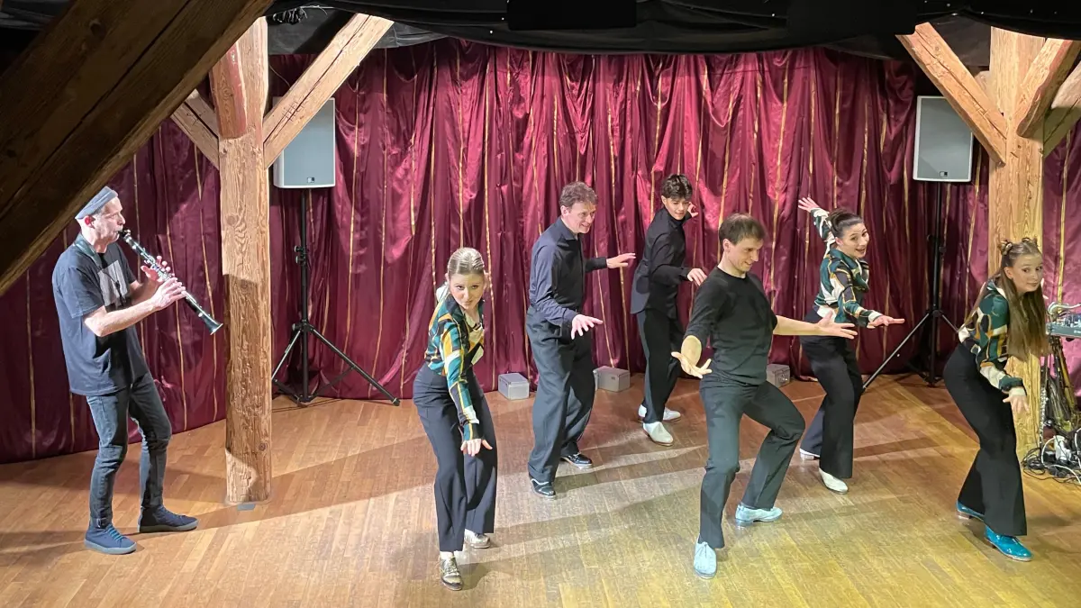 Zur Klarinette von Carsten Netz (links) lieferten die Tap Dance Künstler Meriel Arens, Bernd Paffrath, Julian van der Heyden, Daniel Borak, Kira von Kayser und Zoa Leichtle (von links) eine grandiose Show.