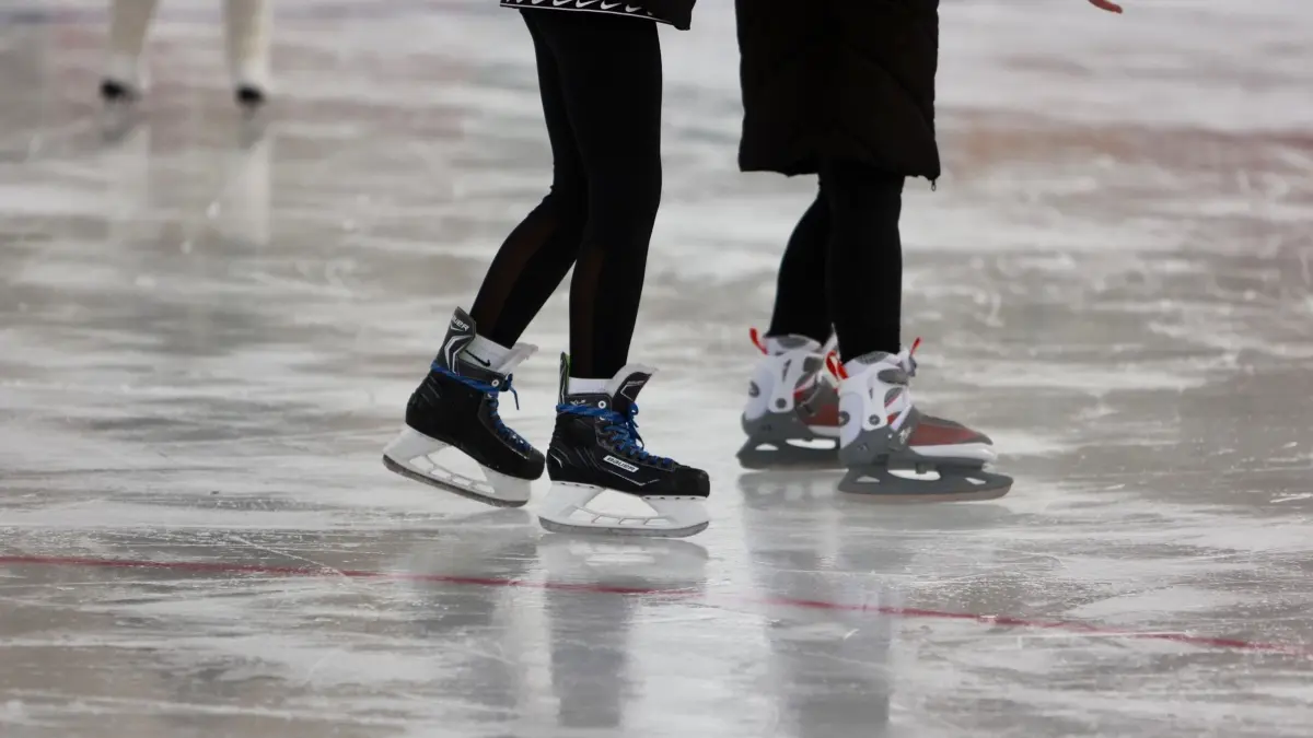 Eislaufbahn Schierker Feuerstein Arena: 24.11.2024, Sachsen-Anhalt, Schierke: Besucher der Schierker Feuerstein Arena laufen über die Eisfläche. Seit dem 23.11.2024 ist die Wintersaison der Eislaufbahn eröffnet. Das Stadion bietet bis zu 4.900 Besuchern Platz. Foto: Matthias Bein/dpa +++ dpa-Bildfunk +++