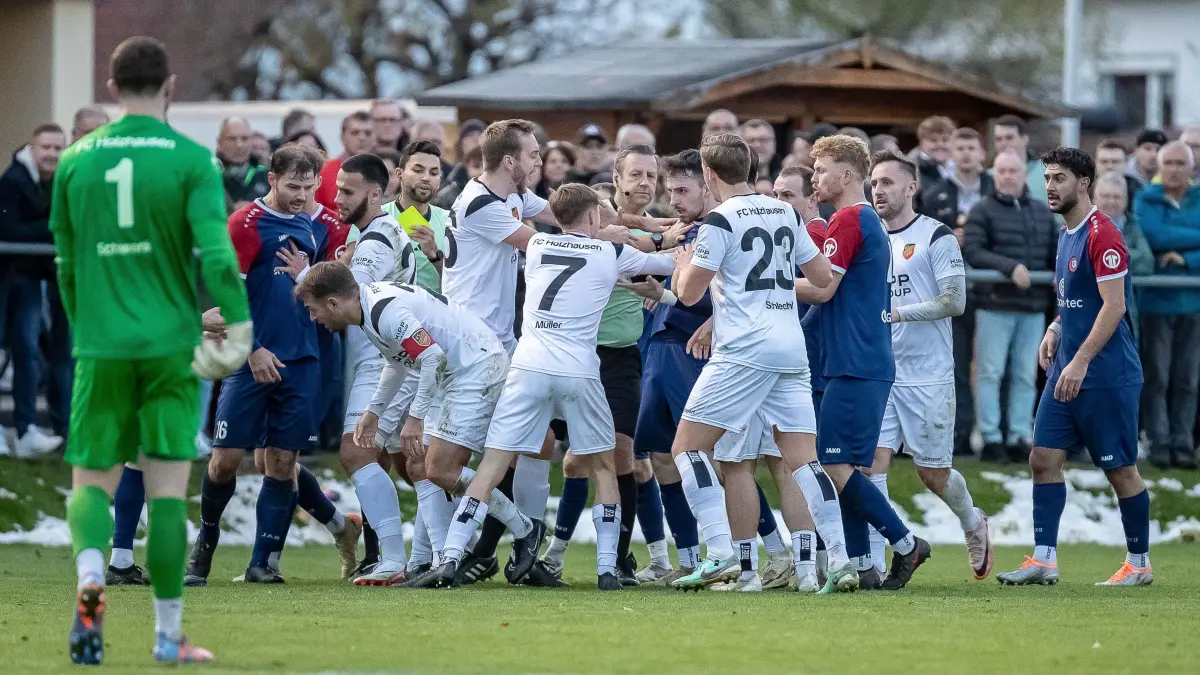 GER, TSG Hofherrnweiler-Unterrombach vs. FC Holzhausen, Fussball, Verbandsliga WFV, 15. Spieltag, Saison 2024/2025, 24.11.2024: Rudelbildung nach hitziger Szenen,
GER, TSG Hofherrnweiler-Unterrombach vs. FC Holzhausen, Fussball, Verbandsliga WFV, 15. Spieltag, Saison 2024/2025, 24.11.2024,
Foto: Eibner-Pressefoto/Jani Pless
