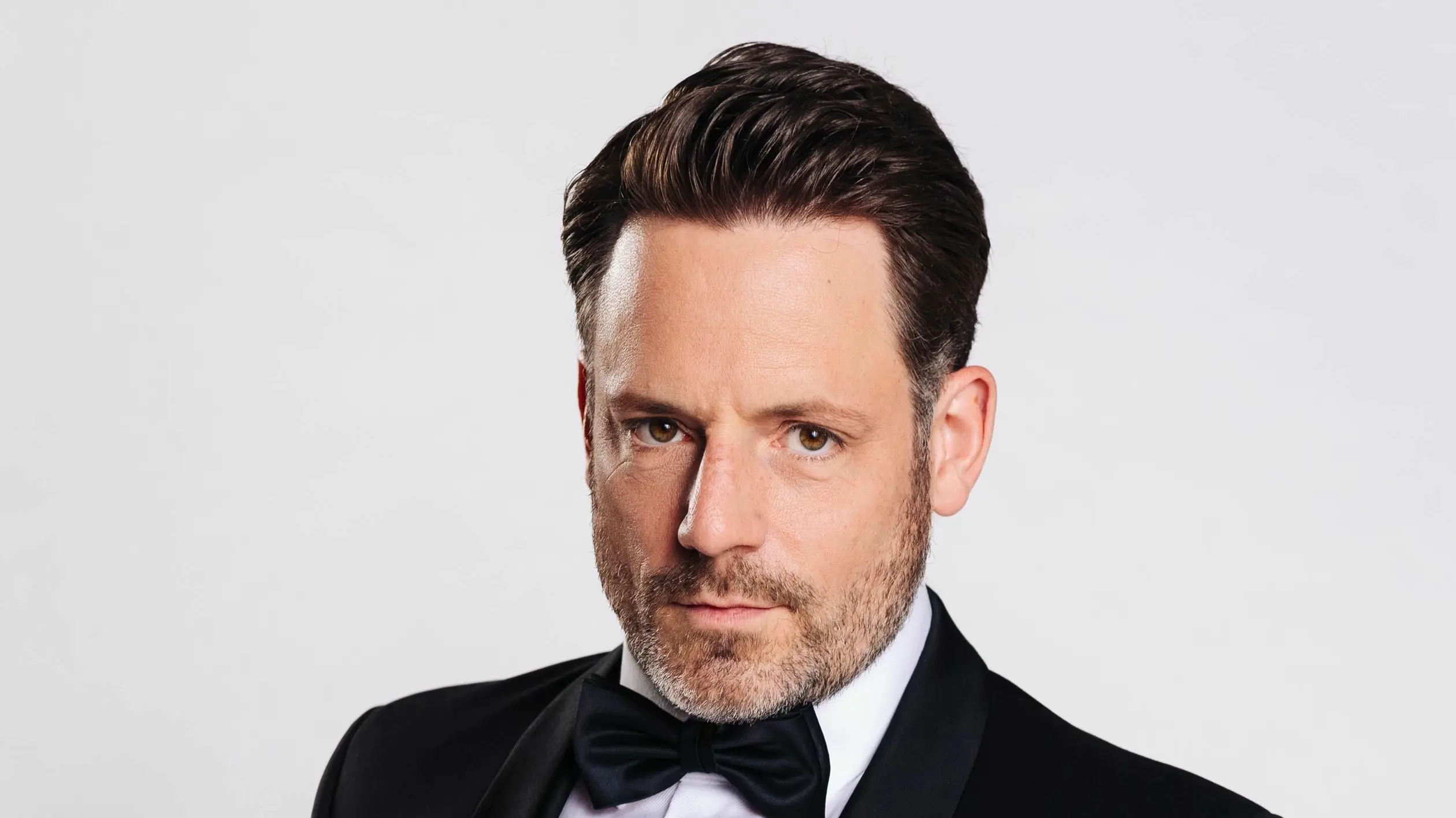 Justus (Matthias Brüggenolte) wird von seiner Schwiegermutter erpresst.