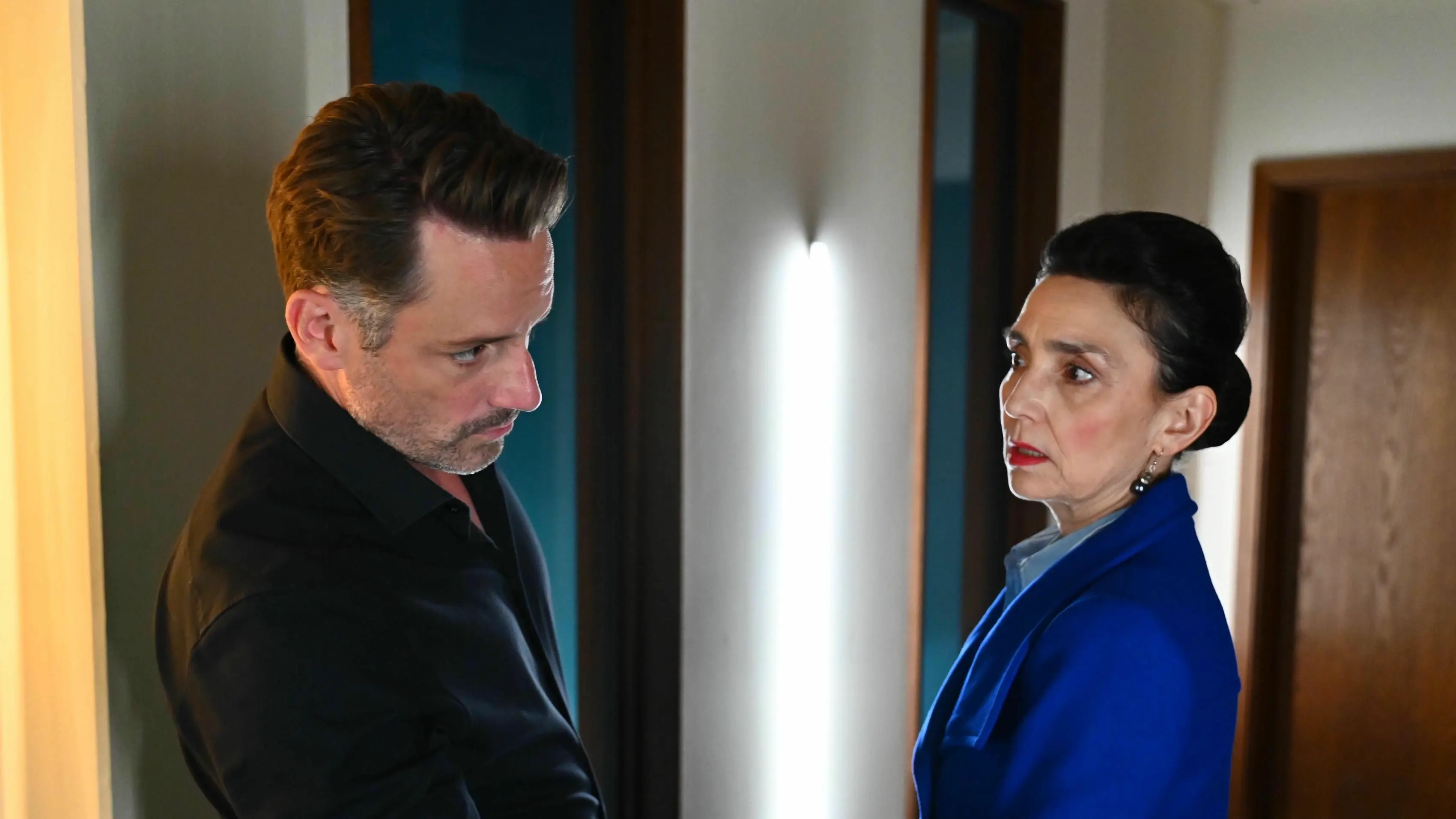 Justus (Matthias Brüggenolte) lässt sich auf die Forderung seiner Schwiegermutter Simone (Tatjana Clasing) ein.