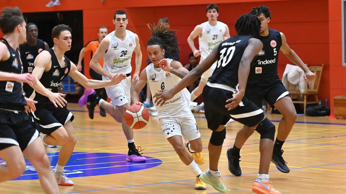Nach ausgeglichenem Start doch eine Niederlage: "Die Frankfurter sind uns davongezogen," sagt Trainer Jakob Burger zur Begegnung seiner U19-Basketballer mit Eintracht Frankfurt am vergangenen Sonntag.