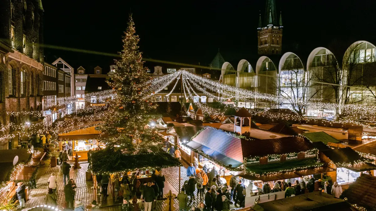 Der Lübecker Weihnachtsmarkt ist auf dem Marktplatz neben dem Rathaus zu sehen. Wegen der Corona-Pandemie will die «Weihnachtsstadt des Nordens» jetzt die Zahl der Besucher beschränken. (zu dpa "Lübeck will Besucherzahlen auf dem Weihnachtsmarkt begrenzen") +++ dpa-Bildfunk +++