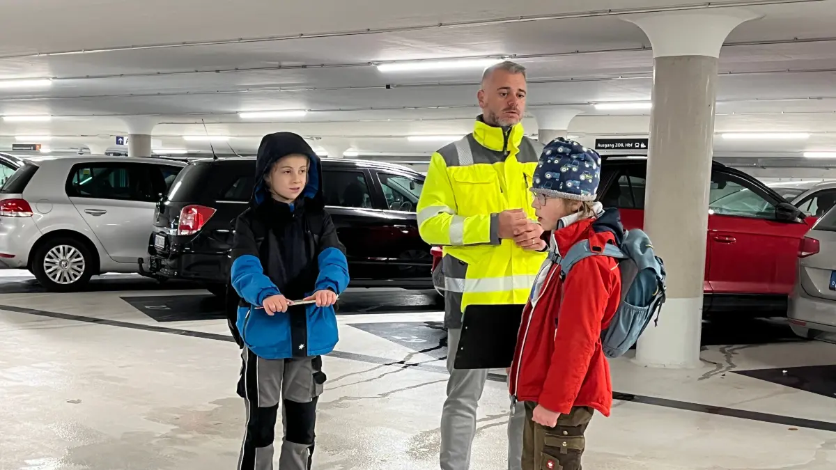 Vincenzo Fortuna von den Tübinger Stadtwerken liefert den Nachwuchsreportern der Freien Aktiven Schule Fakten zur Tiefgarage unterm ZOB.