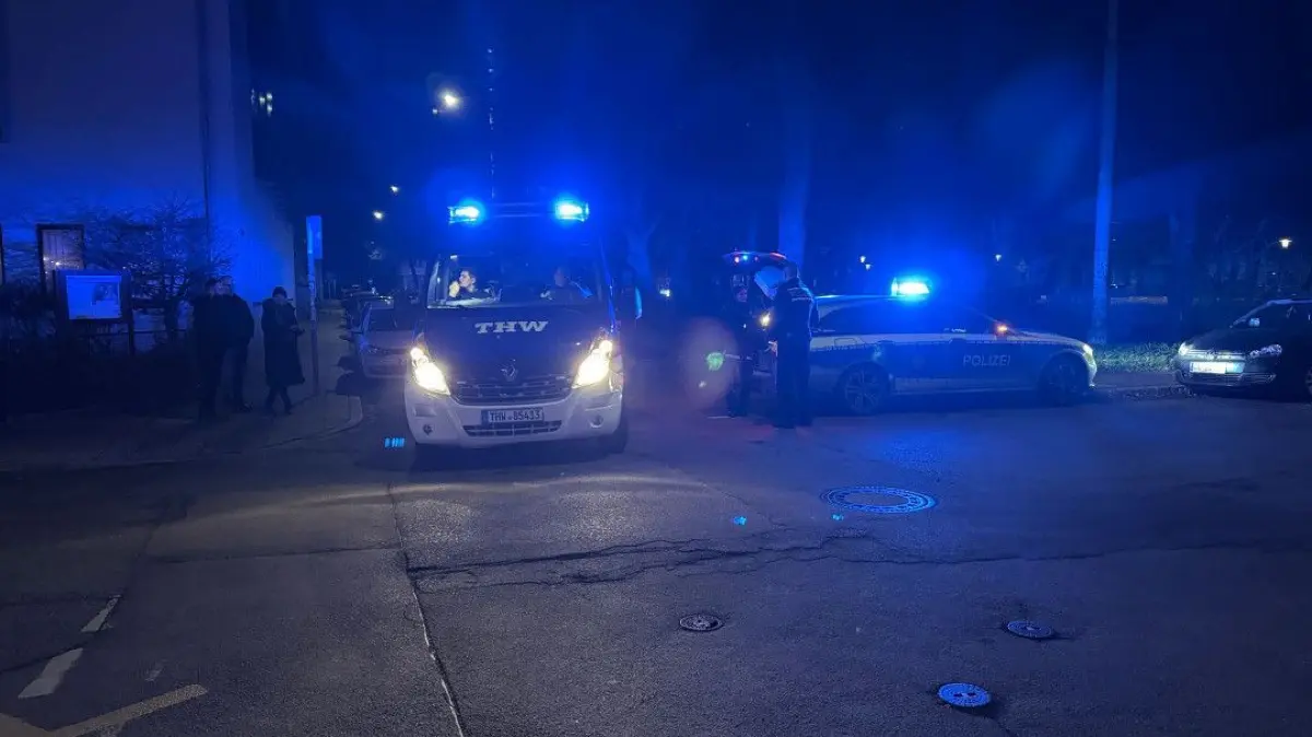 Die Evakuierung läuft noch. Rund um den Karlsplatz sind weiter Durchsagen der Einsatzkräfte zu hören. Die Polizei weist darauf hin: Wer nicht freiwillig geht, wird zwangsgeräumt.
