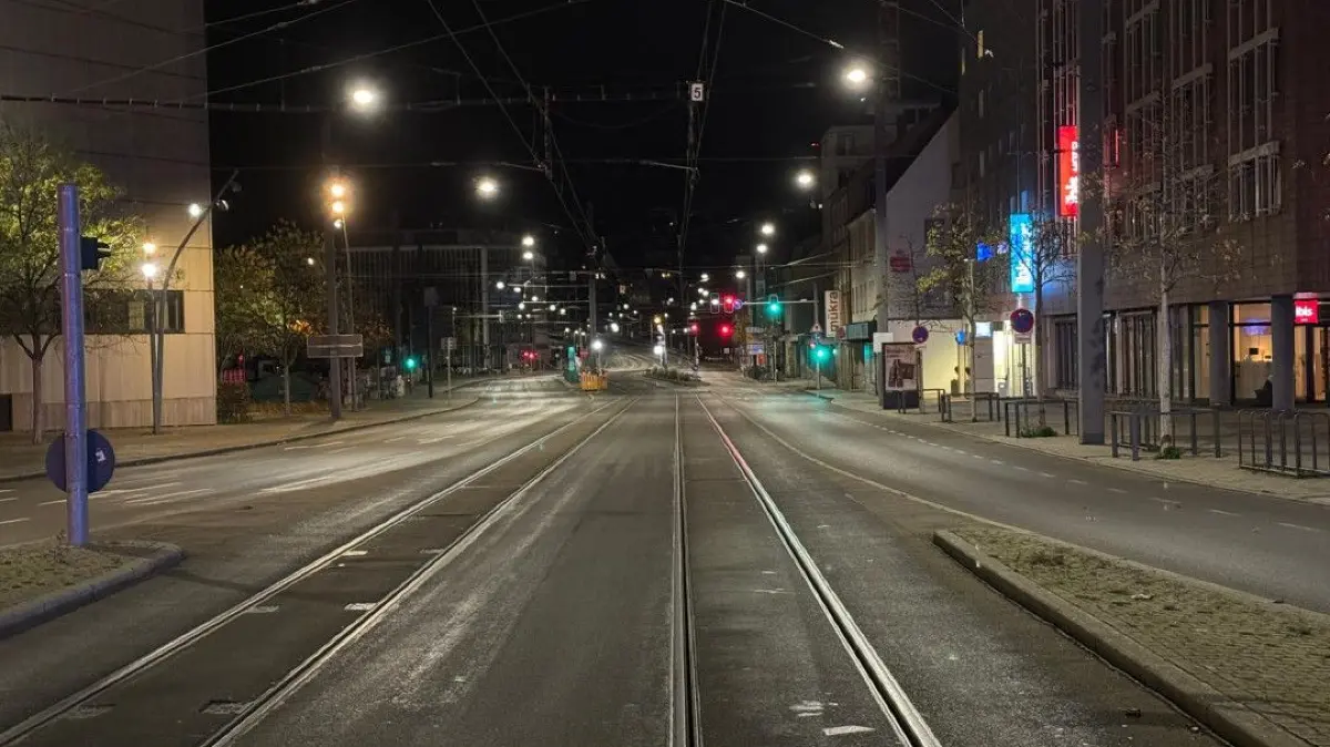 Die Neutorstraße ist jetzt menschenleer, es sind keine Einsatzfahrzeuge mehr zu sehen. Der Bussard ist offenbar auf dem Weg zurück nach Stuttgart. Nun warten alle darauf, dass der Kampfmittelräumdienst die Sache sicher zu Ende bringt.