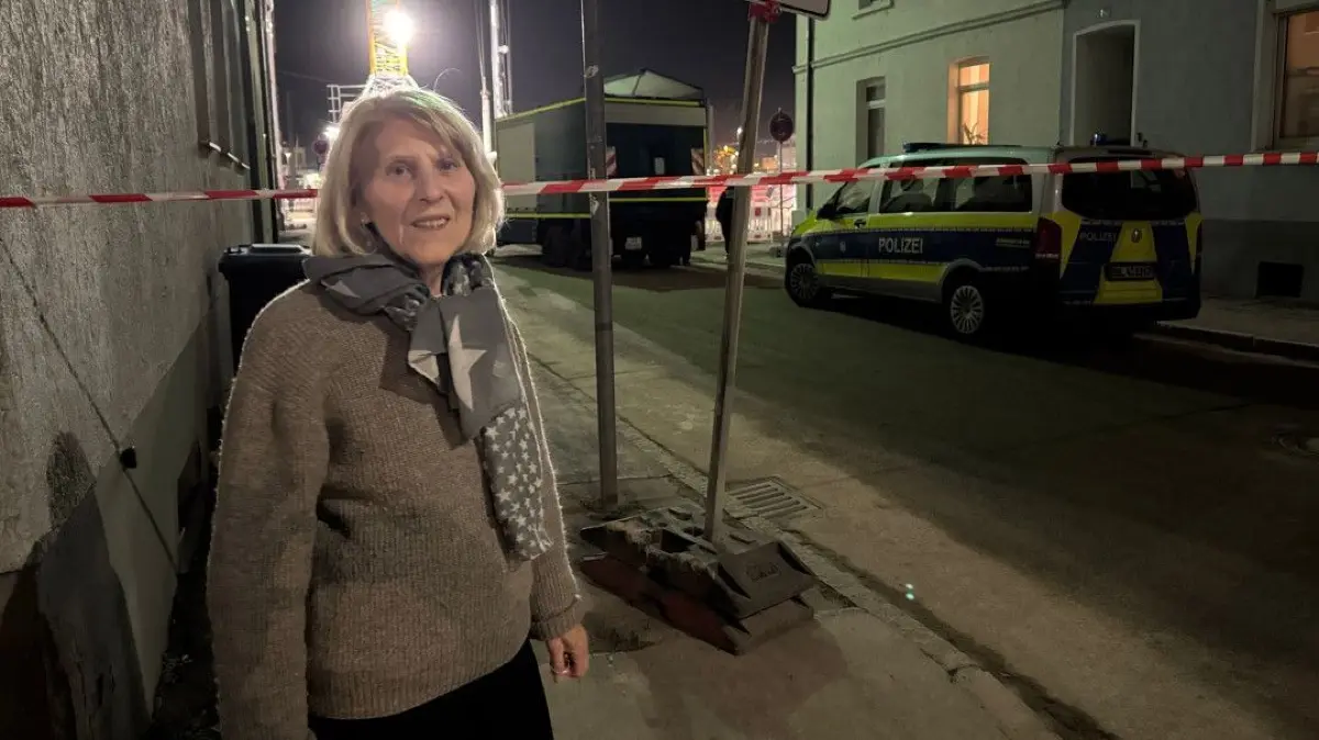 Gerda Dürr ist Anwohnerin in der Besserestraße. Sie war schon im Schlafanzug und ist nun aufgeregt, weil sie von ihrer Tochter gehört hat, dass in einem Umkreis von 300 Meter geräumt werden soll.