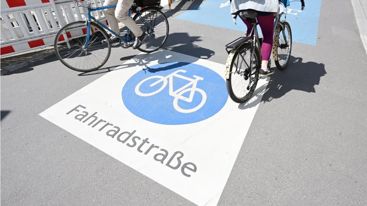 Tübingen: ARCHIV - 03.05.2023, Baden-Württemberg, Tübingen: Radfahrer fahren in Tübingen auf einer Fahrradstraße. Der Tübinger Oberbürgermeister Palmer hat nach einem Eklat wegen umstrittener Äußerungen eine Auszeit angekündigt. (zu dpa: «Wo es sich gut Radfahren lässt und wo es noch hapert») Foto: Bernd Weißbrod/dpa +++ dpa-Bildfunk +++