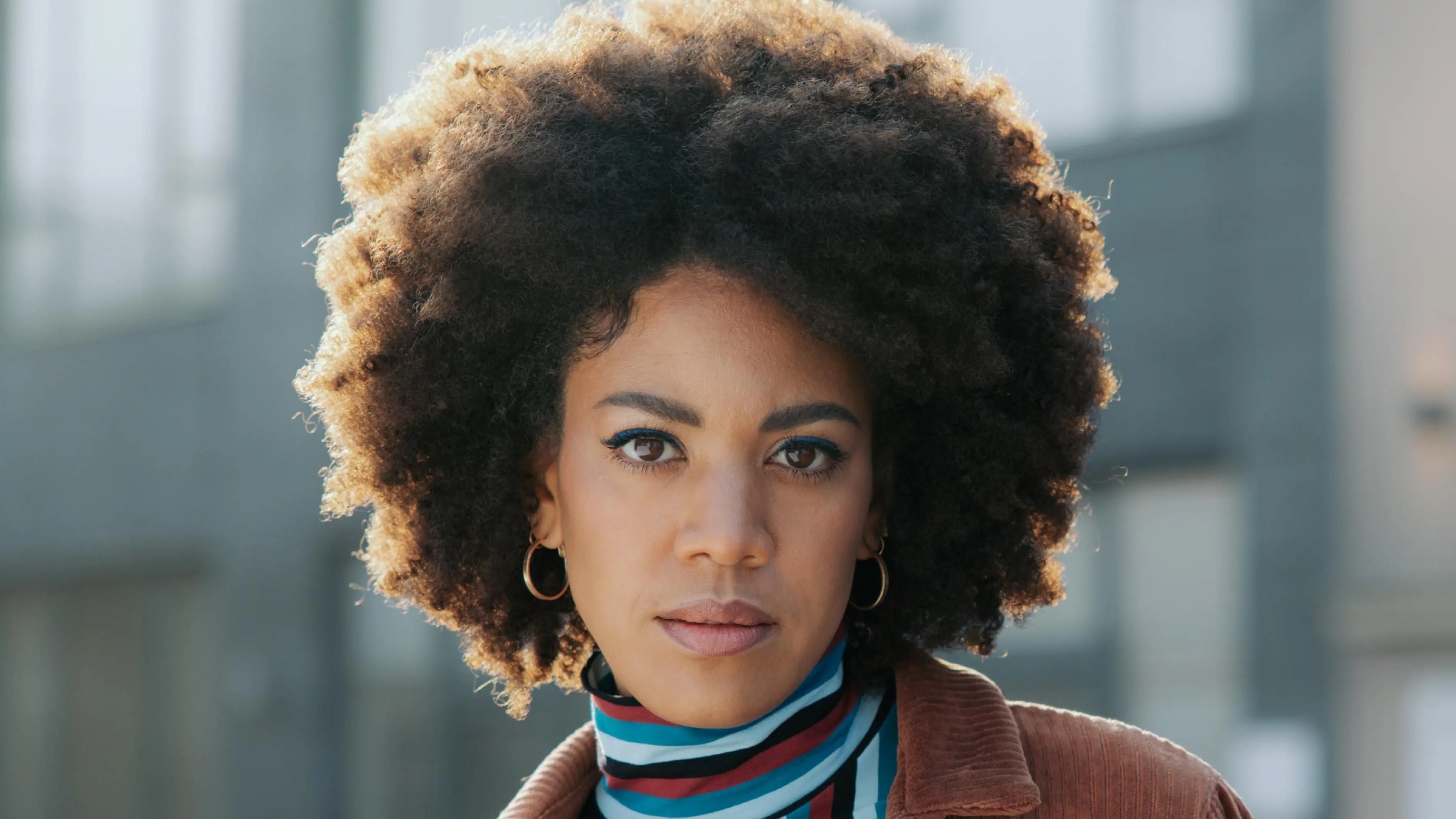 Flo (Pauline Afaja) möchte ihre berufliche Chance nutzen.