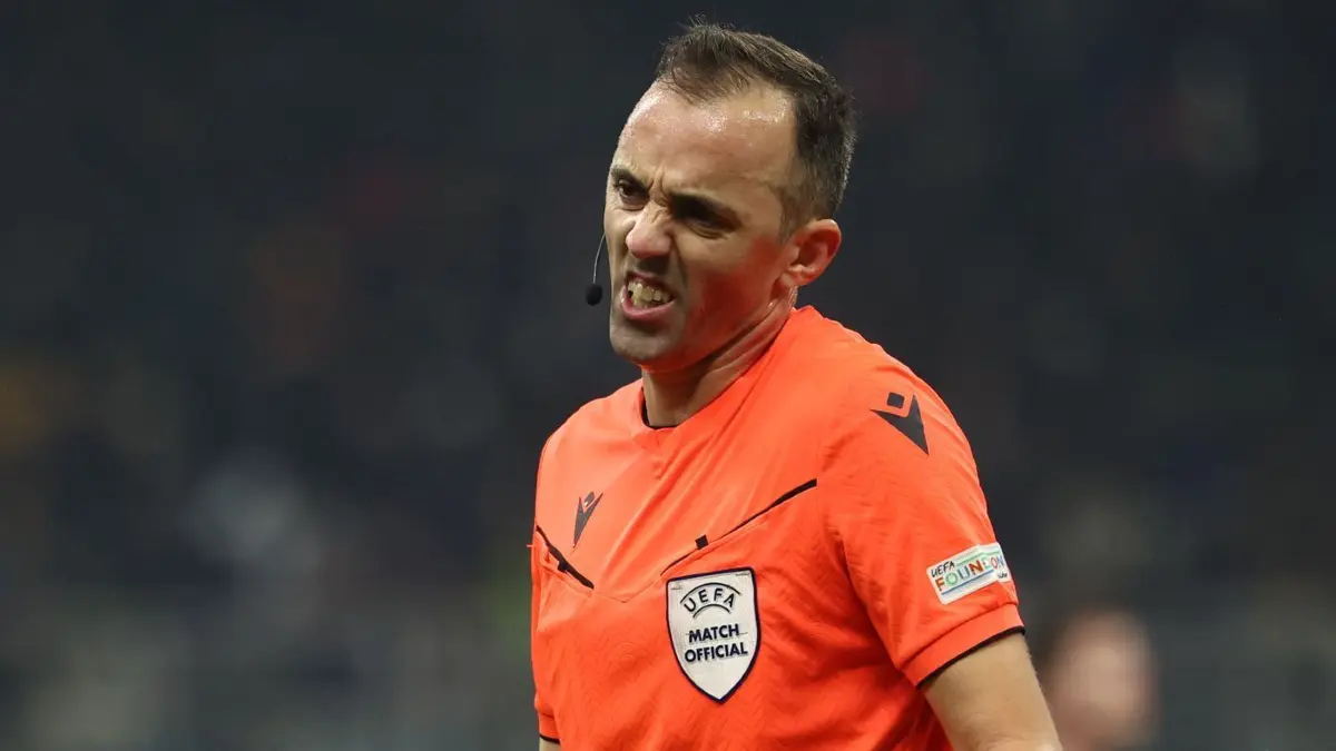 Inter Mailand - RB Leipzig: 26.11.2024, Italien, Mailand: Fußball: Champions League, Inter Mailand - RB Leipzig, Vorrunde, 5. Spieltag im Stadio Giuseppe Meazza, Schiedsrichter Joao Pinheiro gestikuliert während des Spiels. Foto: Jan Woitas/dpa +++ dpa-Bildfunk +++