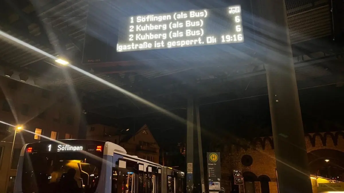 Am Ehinger Tor fällt Bus um Bus der Linie 2 zum Kuhberg aus. Fahrgäste entscheiden sich für die Linie 1, um überhaupt voranzukommen.