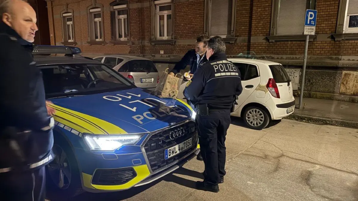 Die Polizei stellt sich auf einen längeren Abend ein. Es gibt Cheeseburger. Guten Appetit!