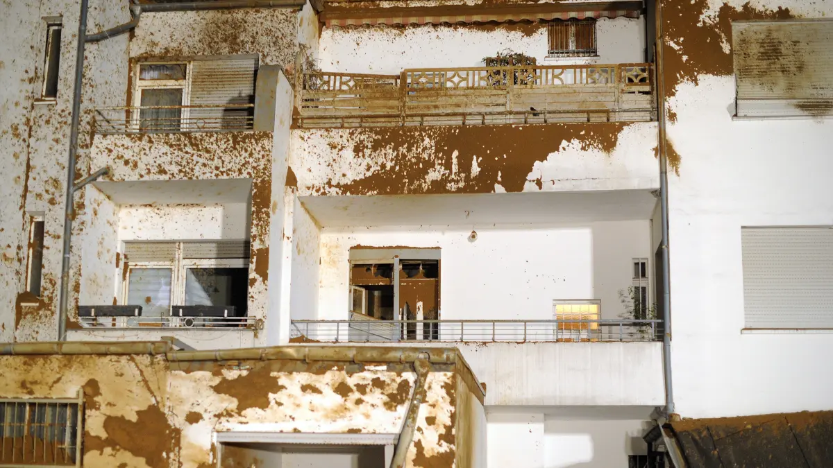Beschädigte Hauswände werden nach der kontrollierten Sprengung einer Bombe aus dem Zweiten Weltkrieg am 17.09.2012 in Viersen von Scheinwerfern beleuchtet. Bei Bauarbeiten wurde eine britische Bombe mit Säurezünder entdeckt, die nicht entschärft werden kann, sondern kontrolliert gesprengt werden mußte. Foto: Jonas Güttler dpa/lnw ++ +++ dpa-Bildfunk +++