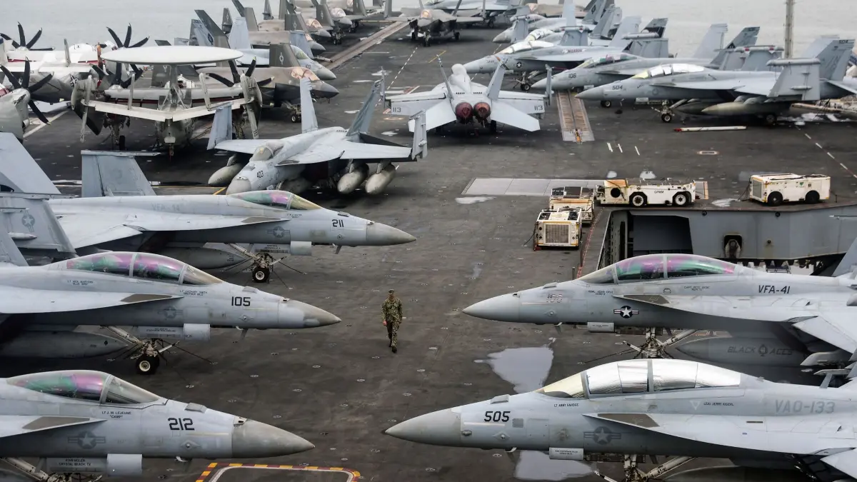 US-Flugzeugträger „Abraham Lincoln“ in Malaysia: 26.11.2024, Malaysia, Port Klang: Ein Offizier der US-Marine geht an den Kampfjets auf dem Flugdeck des Flugzeugträgers USS Abraham Lincoln der Nimitz-Klasse vorbei, während einer Medientour in Port Klang, am Stadtrand von Kuala Lumpur. Foto: Fazry Ismail/Pool EPA/AP/dpa +++ dpa-Bildfunk +++