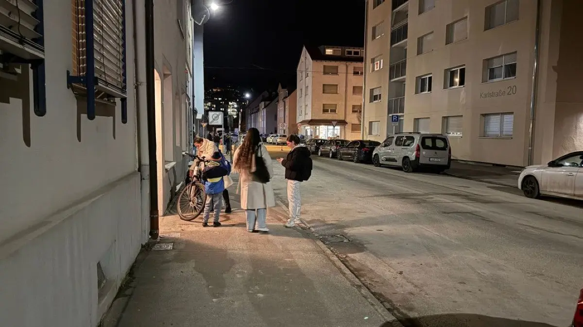Überall verlassen Menschen ihre Wohnungen. Teilweise verabschieden sich die Anwohner freundlich bei der Polizei: „Viel Erfolg und gutes Durchhalten.“