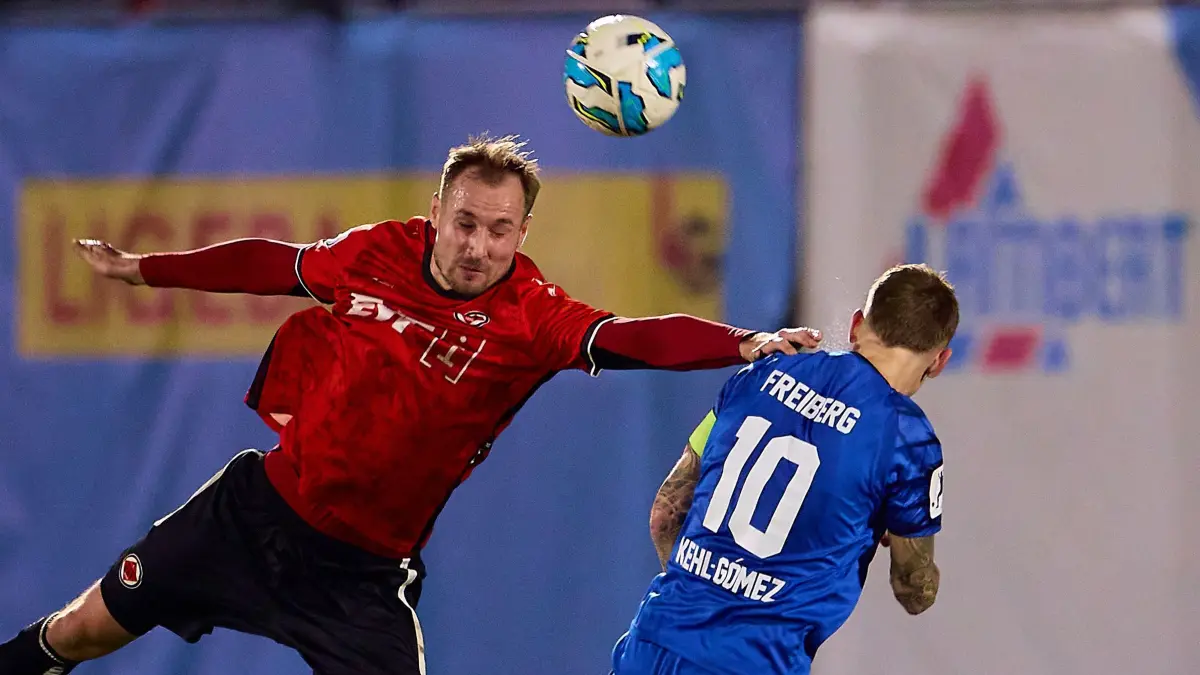 GER, 1. Goeppinger SV gegen SGV Freiberg, Regionalliga Suedwest, 18. Spieltag, Spielzeit 2024/2025, 26.11.24 : Tim Schraml (1. Goeppinger SV, #16) im Kopfballduell gegen Marco Kehl-Gomez (SGV Freiberg, #10)
GER, 1. Goeppinger SV gegen SGV Freiberg, Regionalliga Suedwest, 18. Spieltag, Spielzeit 2024/2025, 26.11.24
Foto: Eibner-Pressefoto/Gerald Oelze-de Stoppany