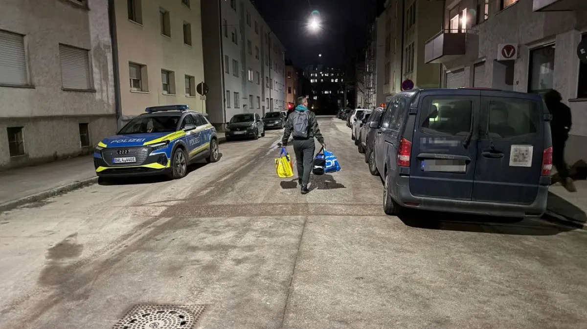 Anwohner verlassen ihre Wohnungen. Die ersten Evakuierten sind bereits in der Kepler-Turnhalle angekommen.