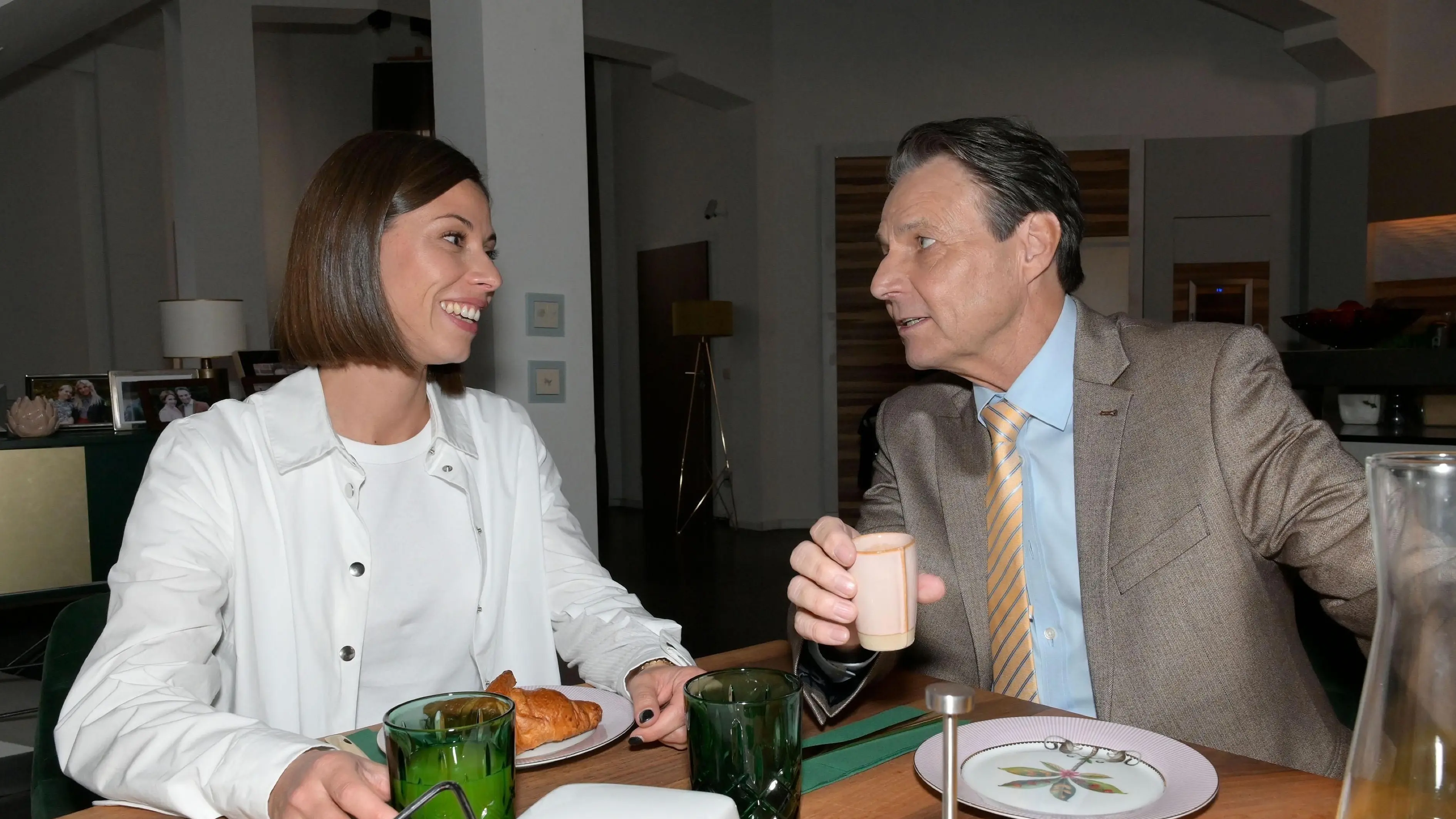 Jo Gerner (Wolfgang Bahro) hat erst vor kurzem erfahren, dass Matilda (Anna-Katharina Fecher) seine Tochter ist.