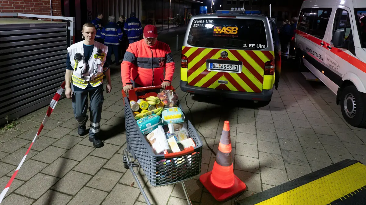 Blindgänger Bombenfund in Ulm auf der Müller-Baustelle Hilfskräfte