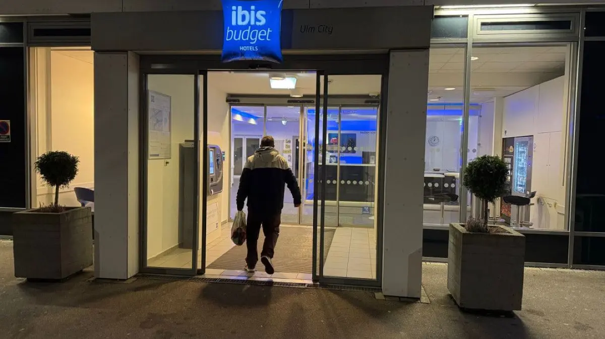 Nach einem Bombenfund in Ulm müssen etwa 2800 Menschen ihre Wohnungen in der Innenstadt verlassen und können in einer Turnhalle Zuflucht finden.