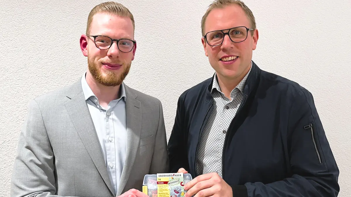 Als Startset überreichte Bürgermeister Ferdinand Truffner (rechts) Pascal Maier ein Knetset.