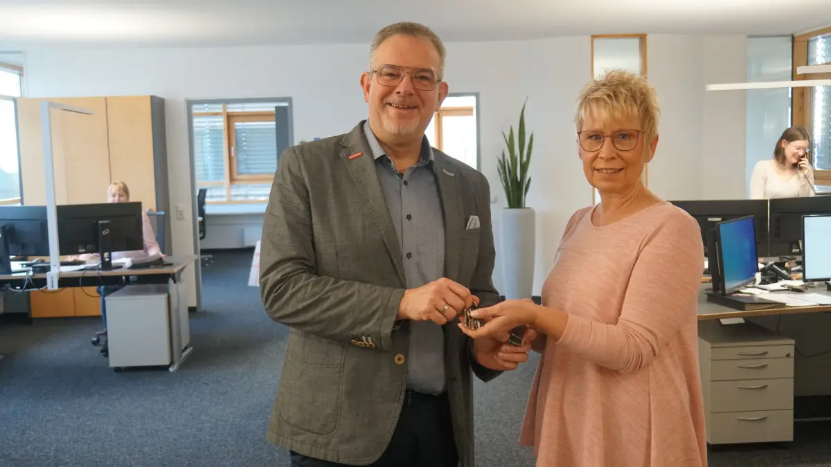 Den bisherigen Kreishandwerksmeister Alexander Wälde übergibt die Schlüssel für die Geschäftsstelle der Kreishandwerkerschaft Freudenstadt an die langjährige Mitarbeiterin Heike Masuch. Er arbeitet künftig als Präsident in Reutlingen.