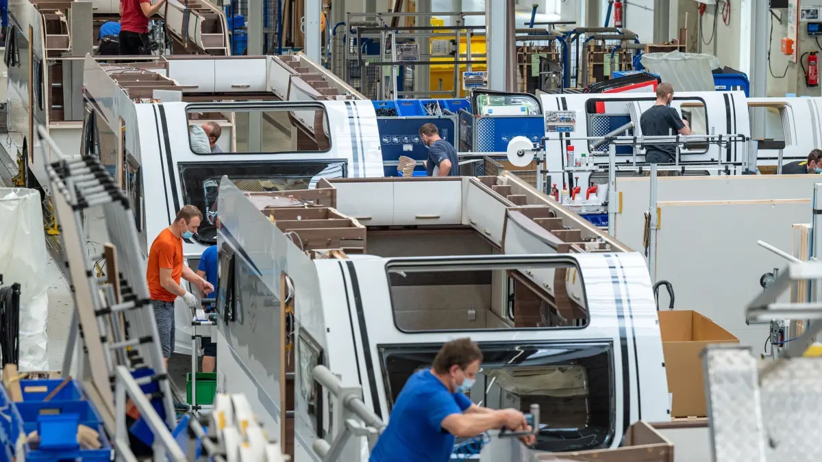 Wohnmobilhersteller: ARCHIV - 16.06.2021, Bayern, Jandelsbrunn: Arbeiter montieren Wohnwagen im Werk der Knaus-Tabbert AG. (zu dpa: «Korruptionsverdacht bei Knaus Tabbert - Manager bestechlich?») Foto: Armin Weigel/dpa +++ dpa-Bildfunk +++