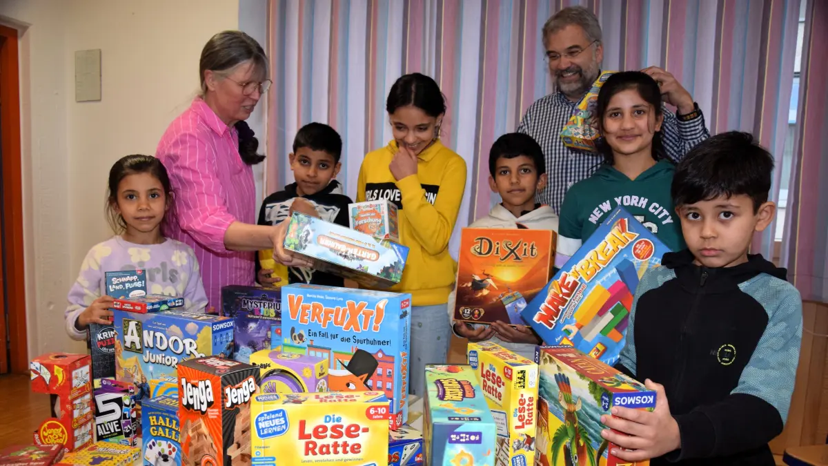 Ein ganzes Spielezimmer mit 38 Spielen gewann die Verbandsgrundschule Weidenstetten-Altheim/Alb. Freude herrschte bei den Kindern und Rektorin Bettina von Behren (links) sowie Bürgermeister Hansjörg Frank (rechts)