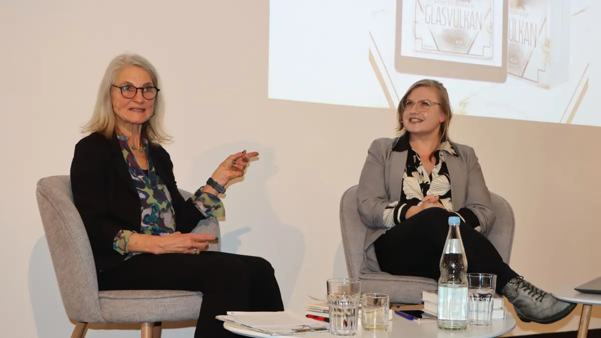 Im Dialog: Wiltrud Müller vom Arbeitskreis der Literaturtage kennt die Albstädter Autorin Silvia Hildebrandt (rechts) schon seit langem. Im Gespräch berichtete die Schriftstellerin viel Wissenswertes aus ihrer Arbeit.