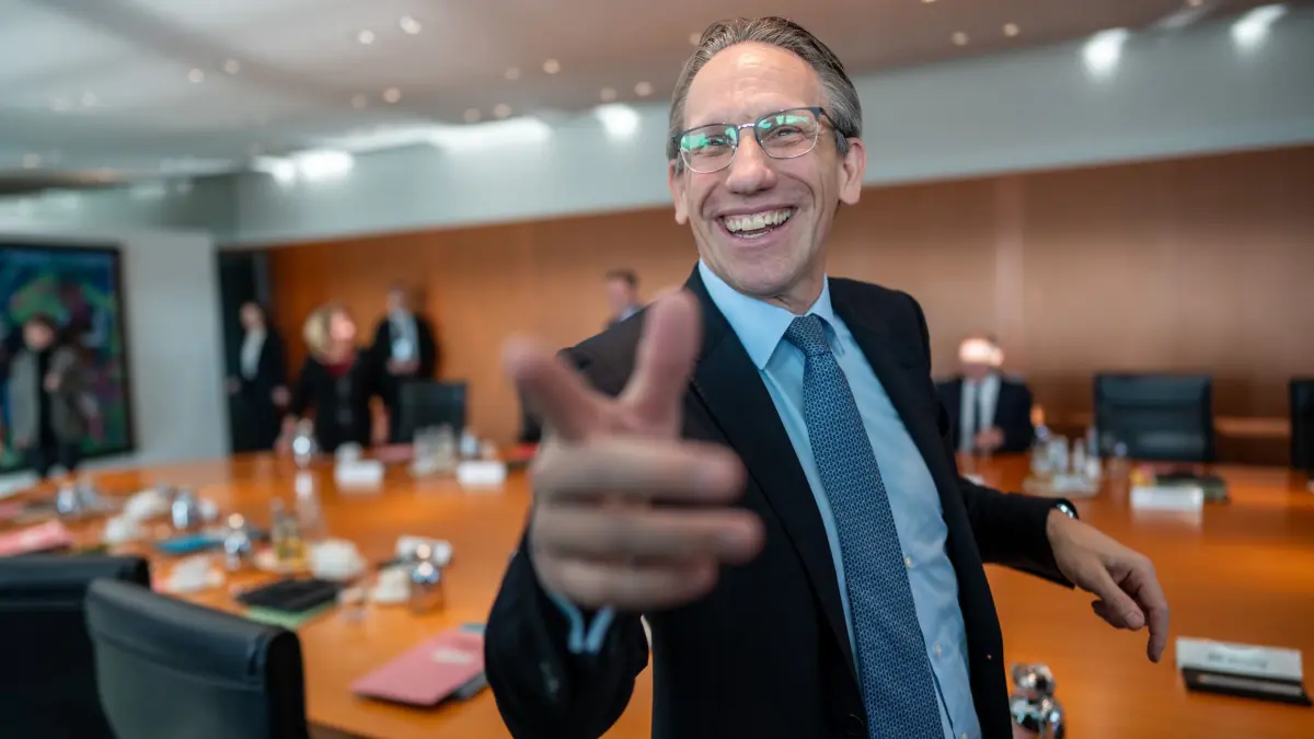 Kabinettssitzung: 27.11.2024, Berlin: Jörg Kukies (SPD), Bundesminister der Finanzen, gestikuliert vor Beginn der Kabinettsitzung im Bundeskanzleramt. Foto: Michael Kappeler/dpa +++ dpa-Bildfunk +++