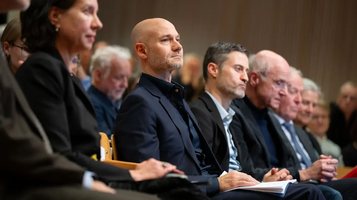 Preisträger des Alfons-Auer-Ethikpreises Omri Boehm (in der Mitte) im Hörsaal des Theologicum, neben ihm Meron Mendel 11 24 Foto: Carolin Albers