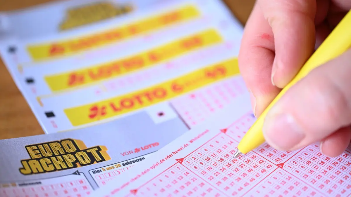 Im Eurojackpot liegen 120 Millionen Euro: ARCHIV - 07.02.2024, Baden-Württemberg, Stuttgart: Eine Frau füllt einen Lottoschein aus. (zu dpa: «Glückspilz gewinnt über 11,4 Millionen Euro im Lotto») Foto: Bernd Weißbrod/dpa +++ dpa-Bildfunk +++