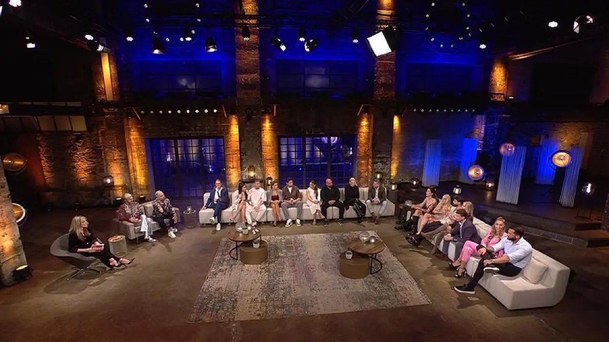 Beim Wiedersehen von Sommerhaus der Stars wurden zwei Trennungen und eine Beziehungspause thematisiert.