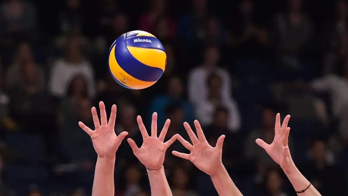 Volleyball: ARCHIV - 08.10.2017, Niedersachsen, Hannover: SYMBOLBILD - Volleyball, Frauen, Champions League. Spielerinnen versuchen, den Ball zu treffen. (zu dpa: «Schweriner Volleyballerinnen kassieren zweite Niederlage») Foto: Silas Stein/dpa +++ dpa-Bildfunk +++