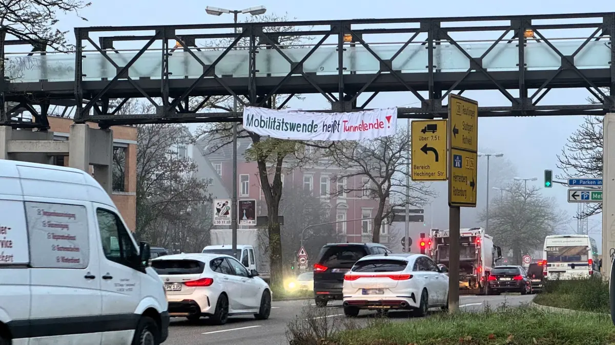 Gegner des Schindhau-Basistunnels hängten ein Transparent an der Fußgängerbrücke zum Parkhaus Metropol auf.