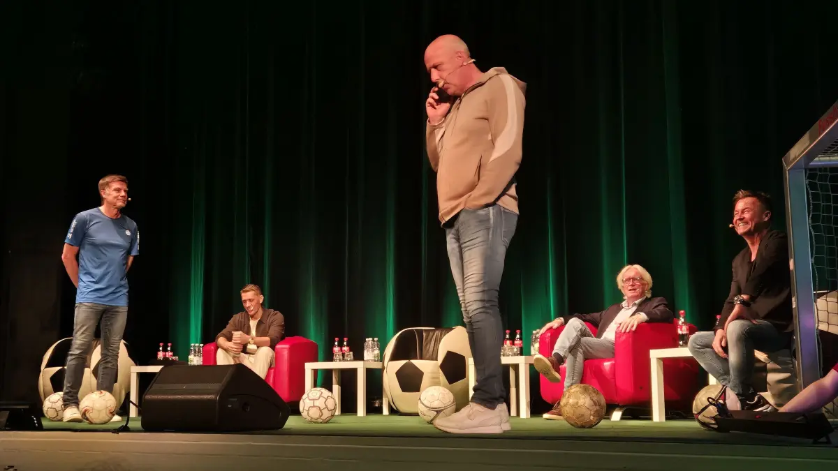 Sorgte schon zu Beginn gleich für den ersten Lacher: Mario Basler, der bei der Begrüßung mit Handy am Ohr auf die Bühne kam. Am anderen Ende: HSV-Vorstand Stefan Kuntz. Basler machte ihm gefakten Gespräch klar, dass er nicht als HSV-Trainer zur Verfügung steht. Moderator Thomas Helmer, Nils Petersen, Winnie Schäfer und Oliver Forster (von links) sind begeistert