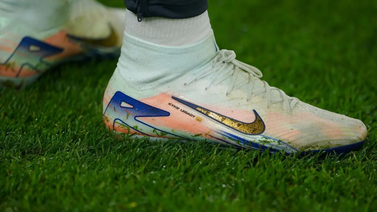 FC Liverpool - Real Madrid: 27.11.2024, Großbritannien, Liverpool: Fußball: Champions League, FC Liverpool - Real Madrid, Vorrunde, 5. Spieltag in Anfield, ein Fußballschuh von Real Madrids Kylian Mbappe mit der Aufschrift "KYKS' LEGACY" ist beim Aufwärmen zu sehen. Foto: Peter Byrne/PA Wire/dpa +++ dpa-Bildfunk +++