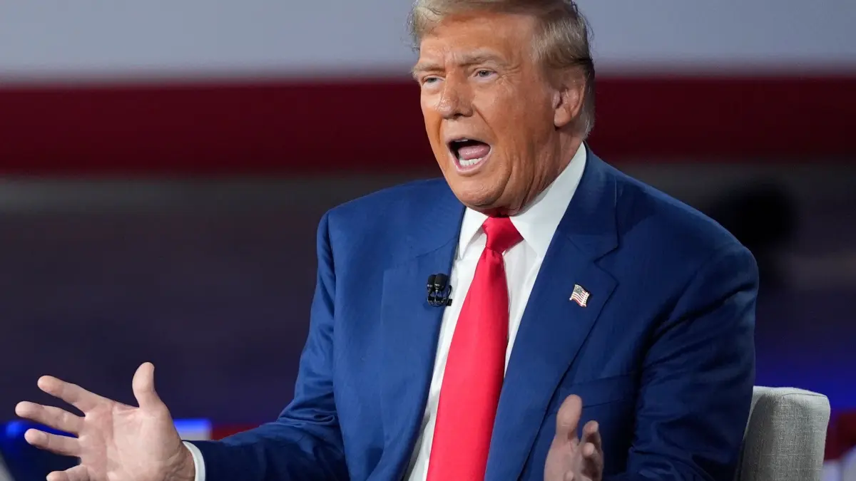 US-Präsident Donald Trump: ARCHIV - 04.09.2024, USA, Harrisburg: Der republikanische Präsidentschaftskandidat und ehemalige US-Präsident Donald Trump nimmt in der New Holland Arena an einer Diskussionsrunde mit dem Fox-Nachrichtenmoderator Hannity teil. Trump hat hohe Importzölle auf Waren aus Mexiko und Kanada angekündigt sowie zusätzliche Zölle auf Waren aus China. Umsetzen könnte dies der neue Handelsbeauftragte Jamieson Greer, den Trump nun nominiert hat. (zu dpa: «Trumps Mann für Zölle: Neuer US-Handelsbeauftragter nominiert») Foto: Evan Vucci/AP/dpa +++ dpa-Bildfunk +++