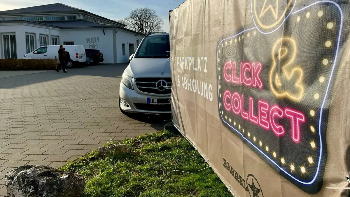 Man bezahlt online und fährt für die Abholung einfach mit dem Auto vor: Das Neu-Ulmer Barrel House bietet neuerdings Click&Collect an.
