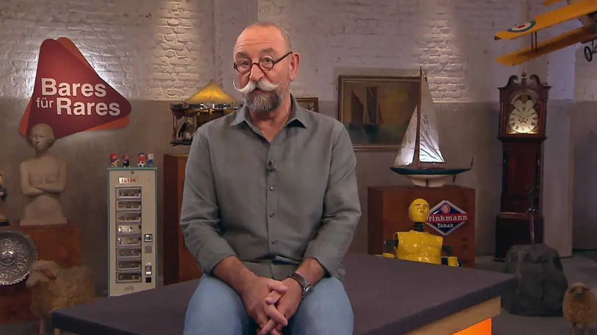 Horst Lichter hat es sich schon mal auf dem Expertenpult gemütlich gemacht, bevor die Verkäufer darauf später ihre Raritäten präsentieren.