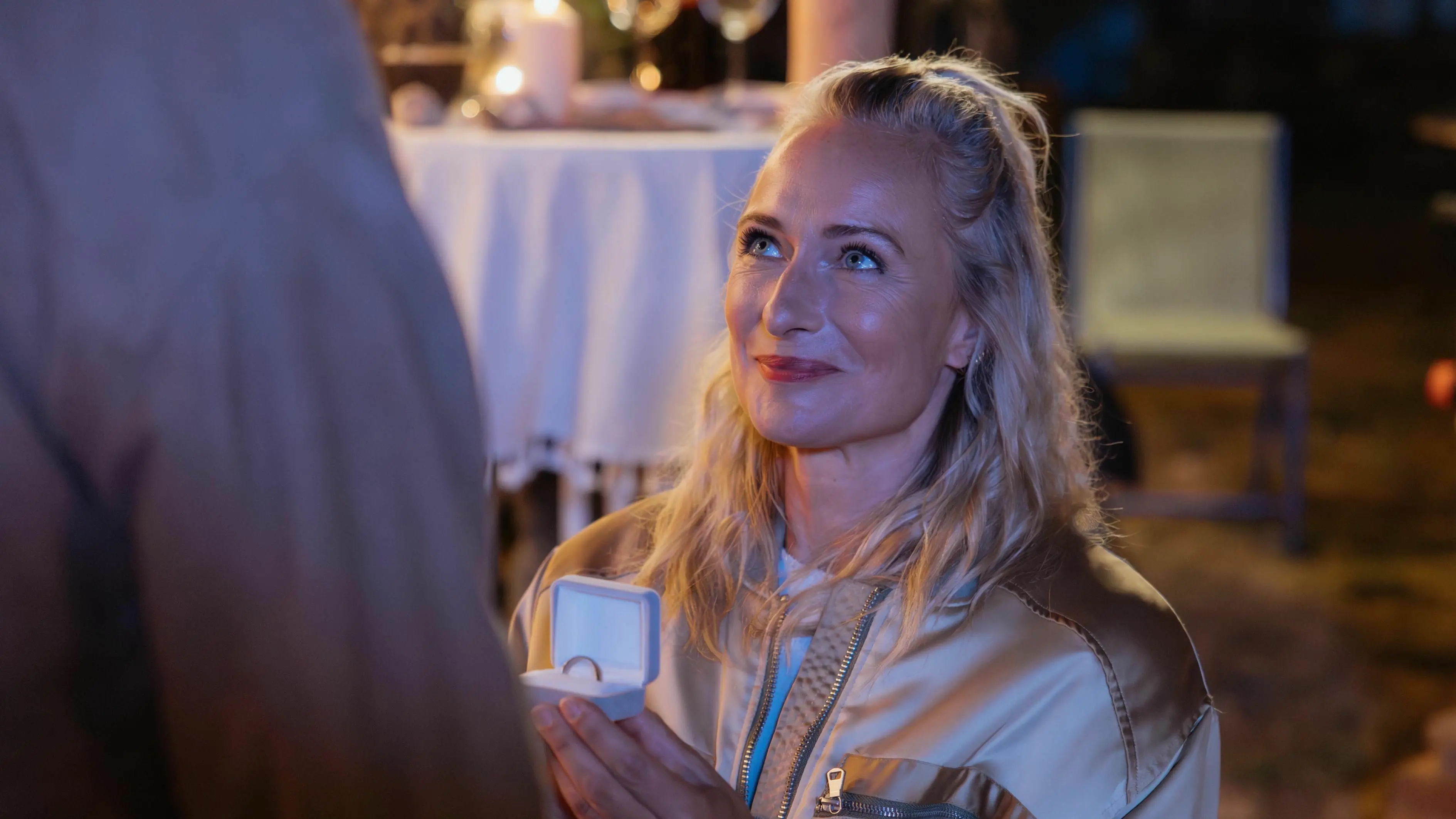 Maren (Eva Mona Rodekirchen) ahnt noch nicht, dass ihr Antrag nach hinten losgeht.