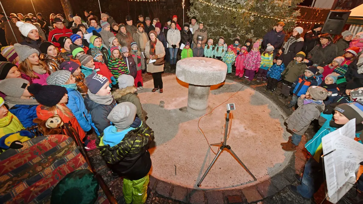 Kirchen, Singen am Baum in Kirchen: Singen am Baum in Kirchen - hier Liederkranz, Kindergarten und Grundschule begeisterten mit stimmungsvollen Liedern