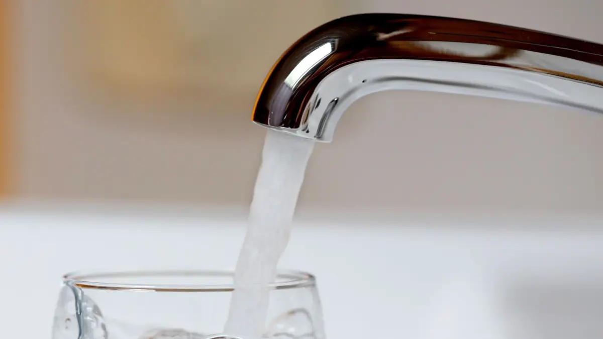 KINA - Geld verdienen mit Wasser: ARCHIV - 28.07.2016, Nordrhein-Westfalen, Mülheim: Wasser läuft aus einem Wasserhahn in ein Wasserglas.
Wasser aus der Leitung kann man trinken. Trotzdem greifen viele Leute lieber zur Flasche. (zu dpa: «Bakterien im Wasser in Vogtsburg im Kaiserstuhl nachgewiesen») Foto: Roland Weihrauch/dpa +++ dpa-Bildfunk +++