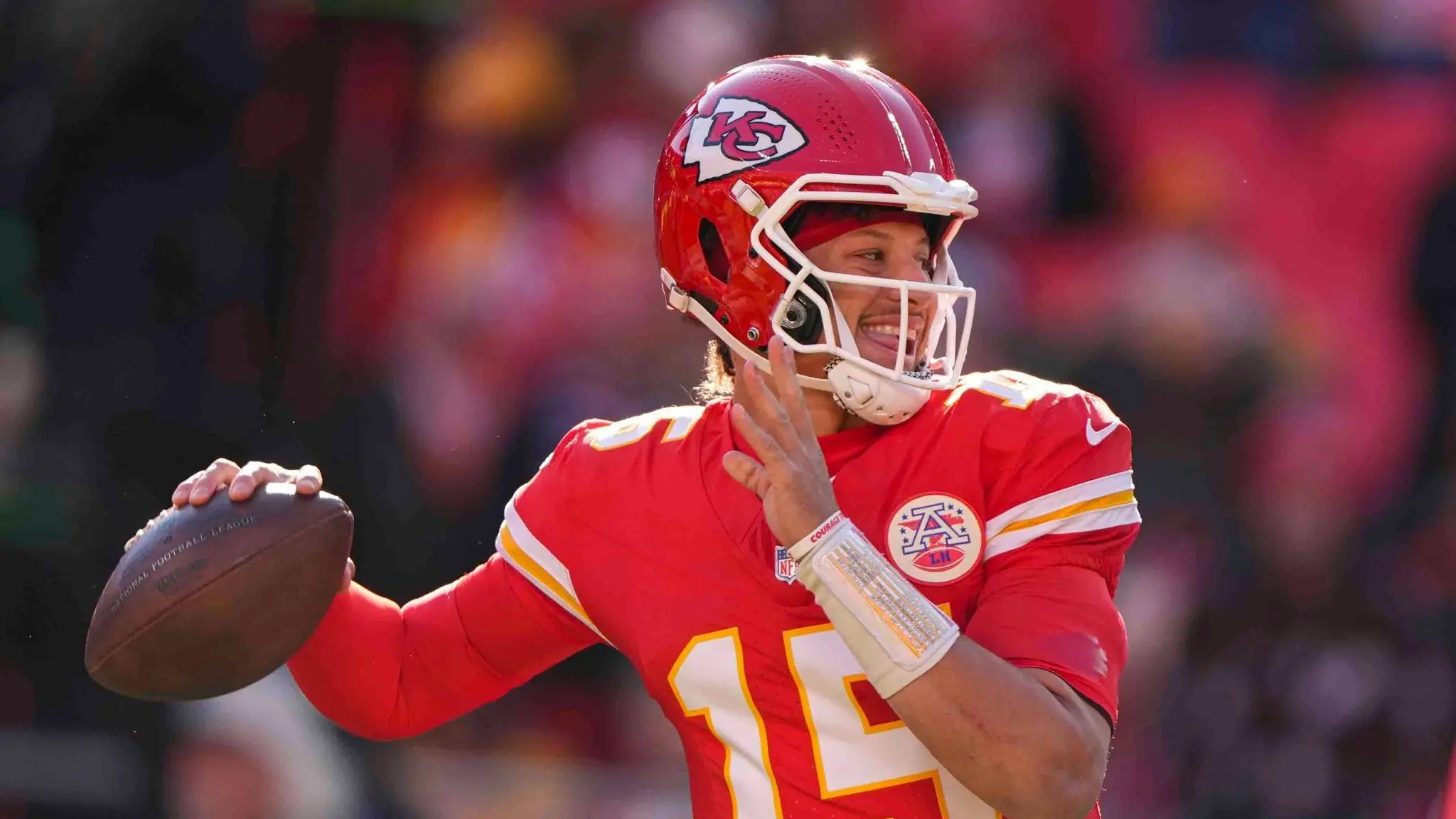 Kansas City Chiefs-Las Vegas Raiders: 29.11.2024, USA, Kansas City: Kansas City Quarterback Patrick Mahomes (15) throws against the Las Vegas Raiders in Kansas City before the start of an NFL football game. Photo: Charlie Riedel/AP/dpa +++ dpa image radio +++