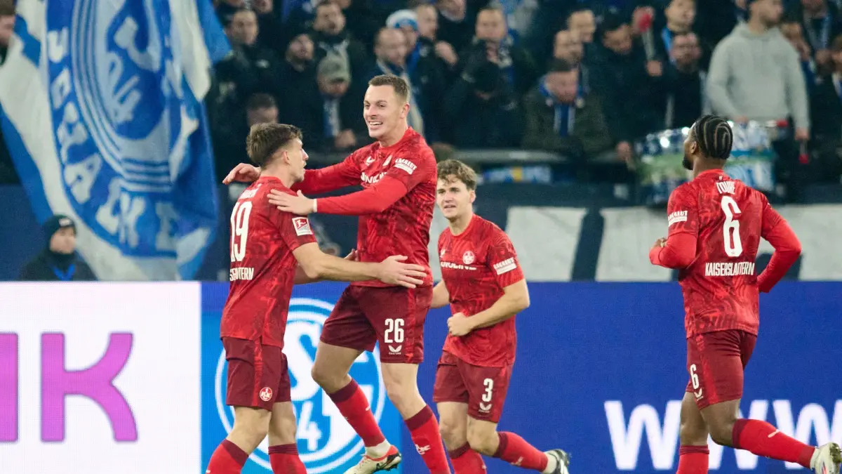 FC Schalke 04 - 1. FC Kaiserslautern: 29.11.2024, Nordrhein-Westfalen, Gelsenkirchen: Fußball: 2. Bundesliga, FC Schalke 04 - 1. FC Kaiserslautern, 14. Spieltag, Veltins Arena. Daniel Hanslik (l) von Kaiserslautern jubelt mit seinen Teamkollegen Filip Kaloc, Florian Kleinhansl und Almamy Toure (l-r) über sein Tor zum 0:2. Foto: Bernd Thissen/dpa - WICHTIGER HINWEIS: Gemäß den Vorgaben der DFL Deutsche Fußball Liga bzw. des DFB Deutscher Fußball-Bund ist es untersagt, in dem Stadion und/oder vom Spiel angefertigte Fotoaufnahmen in Form von Sequenzbildern und/oder videoähnlichen Fotostrecken zu verwerten bzw. verwerten zu lassen. +++ dpa-Bildfunk +++
