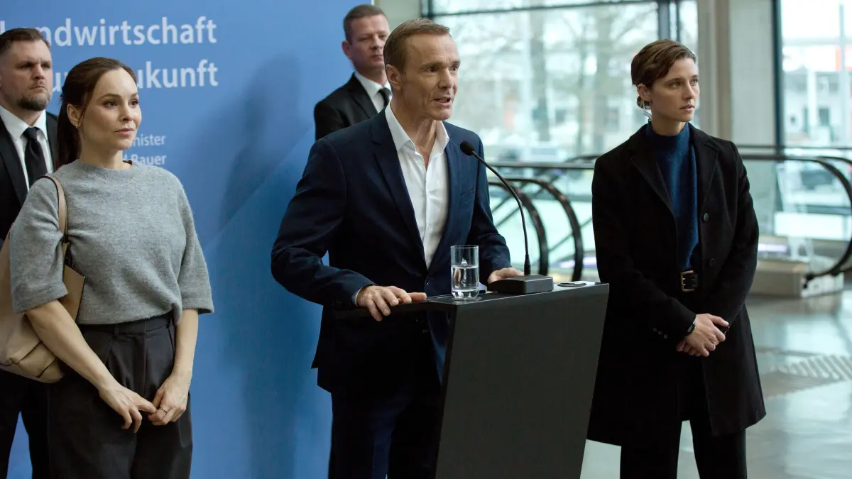 ARD/WDR HELIX, "in der Reihe "FilmMittwoch im Ersten"", Buch: Jörg Tensing, Regie: Elmar Fischer, am Mittwoch (08.01.25) um 20:15 Uhr im ERSTEN.
Wirtschafts- und Umweltminister Bauer (Mitte, Hannes Jaenicke) hält eine umstrittene Rede, seine Personenschützerin Helen Schilling (r., Svenja Jung) und Staatssekretärin Dr. Karlström (l.,Mina Tander) sind über die Reaktionen des Publikums besorgt.
© WDR/Volker Roloff, honorarfrei - Verwendung gemäß der AGB im engen inhaltlichen, redaktionellen Zusammenhang mit genannter WDR-Sendung bei Nennung "Bild: WDR/Volker Roloff" (S2). WDR Kommunikation/Redaktion Bild, Köln, Tel: 0221/220 -7132 oder -7133, Fax: -777132, bildkommunikation@wdr.de
