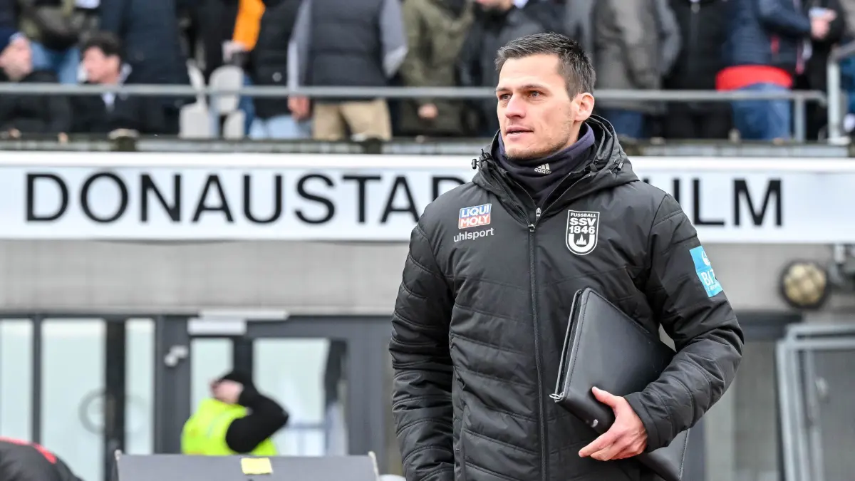 SSV Ulm 1846 - SpVgg Greuther Fürth: 01.12.2024, Baden-Württemberg, Ulm: Fußball: 2. Bundesliga, SSV Ulm 1846 - SpVgg Greuther Fürth, 14. Spieltag, Donaustadion. Ulms Trainer Thomas Wörle steht vor dem Spiel im Stadion. Foto: Harry Langer/dpa - WICHTIGER HINWEIS: Gemäß den Vorgaben der DFL Deutsche Fußball Liga bzw. des DFB Deutscher Fußball-Bund ist es untersagt, in dem Stadion und/oder vom Spiel angefertigte Fotoaufnahmen in Form von Sequenzbildern und/oder videoähnlichen Fotostrecken zu verwerten bzw. verwerten zu lassen. +++ dpa-Bildfunk +++