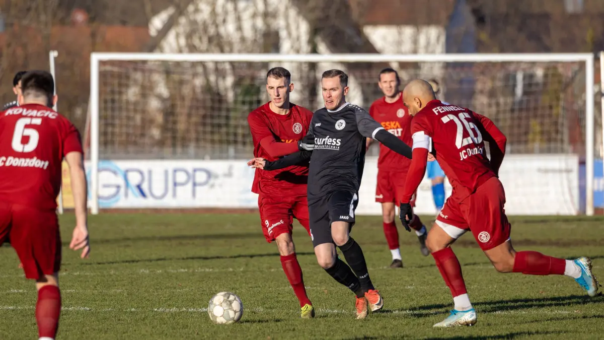 Donzdorfer JC (rot) vs. SC Geislingen (schwarz), Fussball, Landesliga 2 - WFV, 16. Spieltag, Saison 2024/2025, Rasenplatz, Lautertal Stadion, Süßener Straße 16, 73072 Donzdorf, 30.11.2024 - 14:30 Uhr: Pascal Volk (SC Geislingen #36), Mert Özdemir (Donzdorfer JC #79), Royal-Dominique Fennell (Donzdorfer JC #26),
Donzdorfer JC (rot) vs. SC Geislingen (schwarz), Fussball, Landesliga 2 - WFV, 16. Spieltag, Saison 2024/2025, Rasenplatz, Lautertal Stadion, Süßener Straße 16, 73072 Donzdorf, 30.11.2024 - 14:30 Uhr,
Foto: PhotoPeet-Sportfotografie/Peter Harich